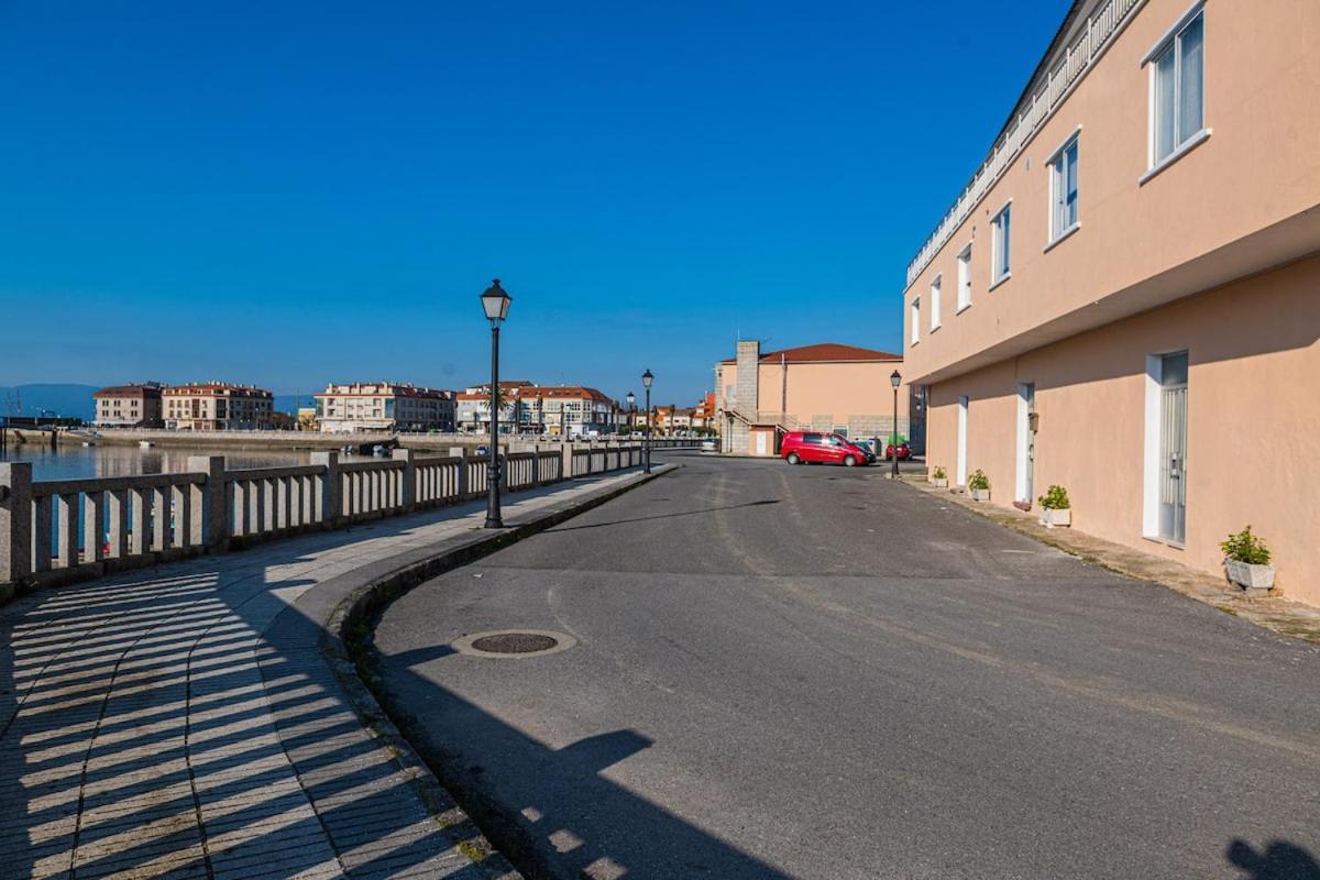 Apartamento céntrico con vistas al mar Villanueva De Arosa Esterno foto